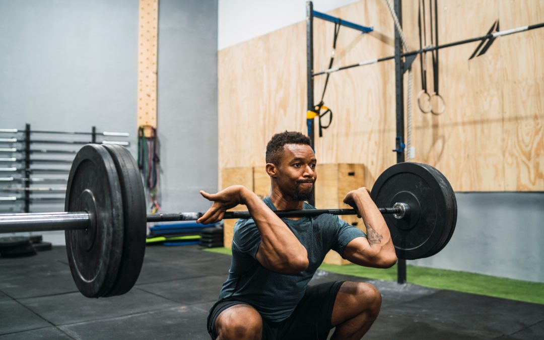 Crossfit athlete doing exercise with a barbell.