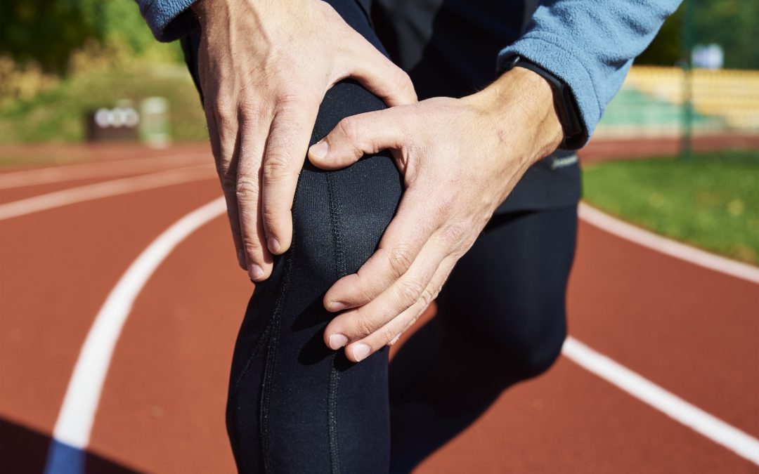 Man have a problem with knee while running